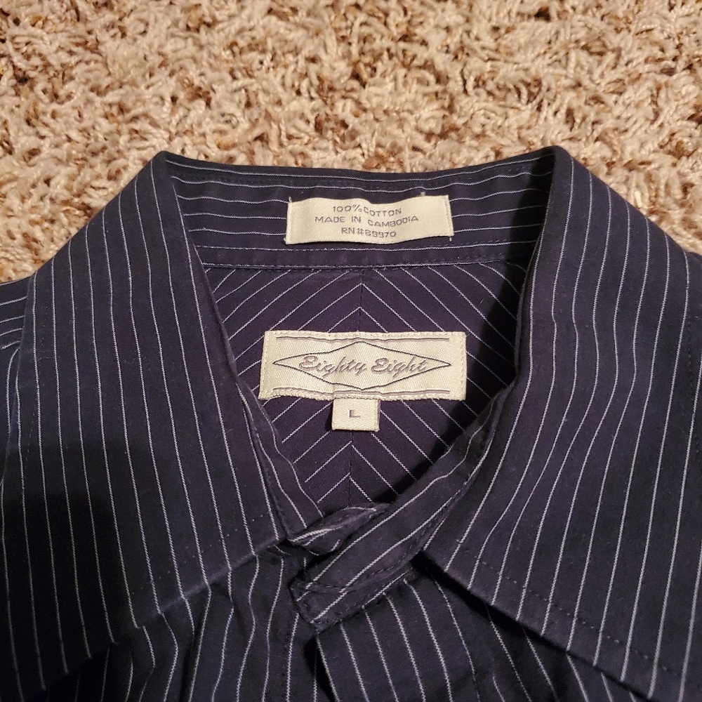 Button down - Picture 2 of 3